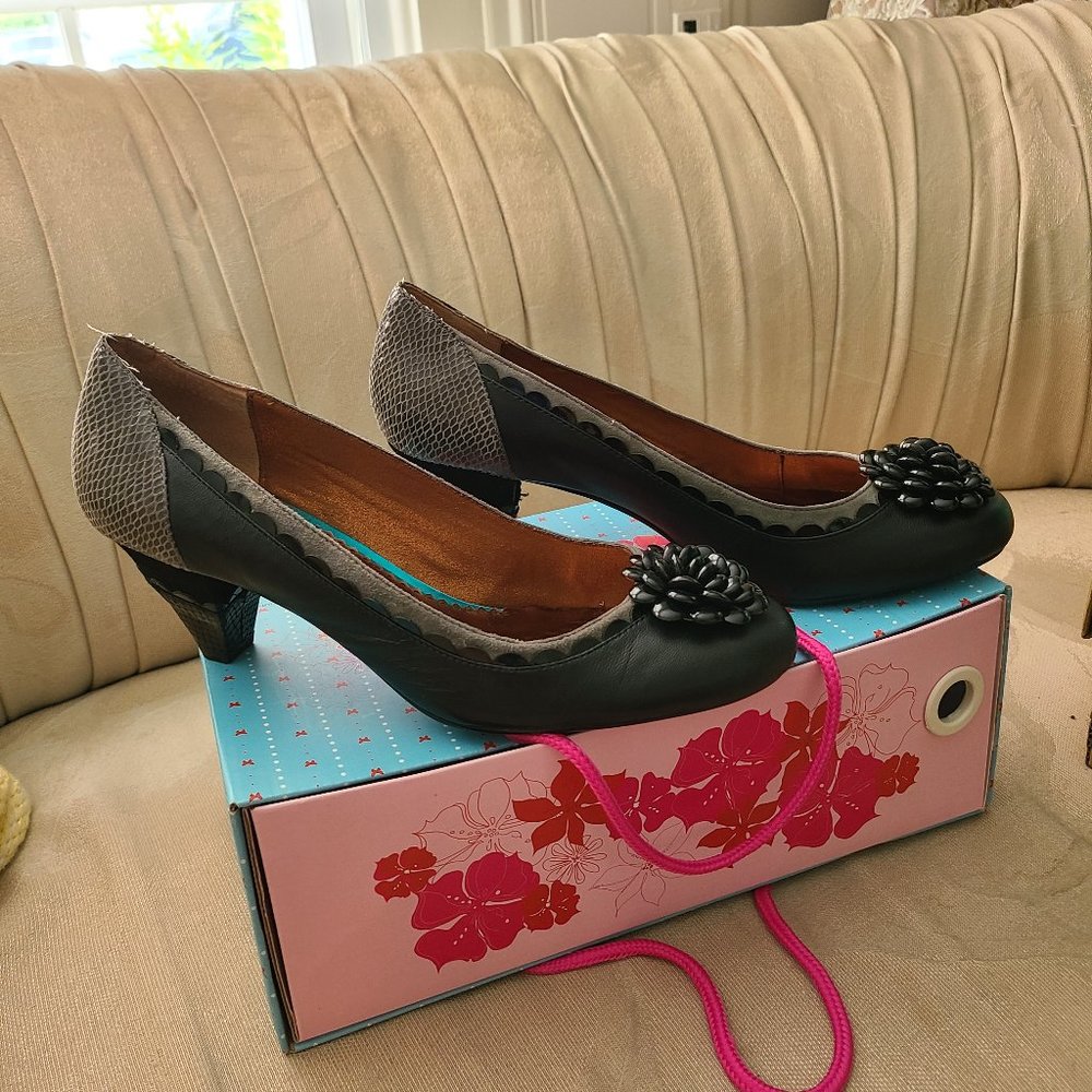 Poetic License black/gray leather heels